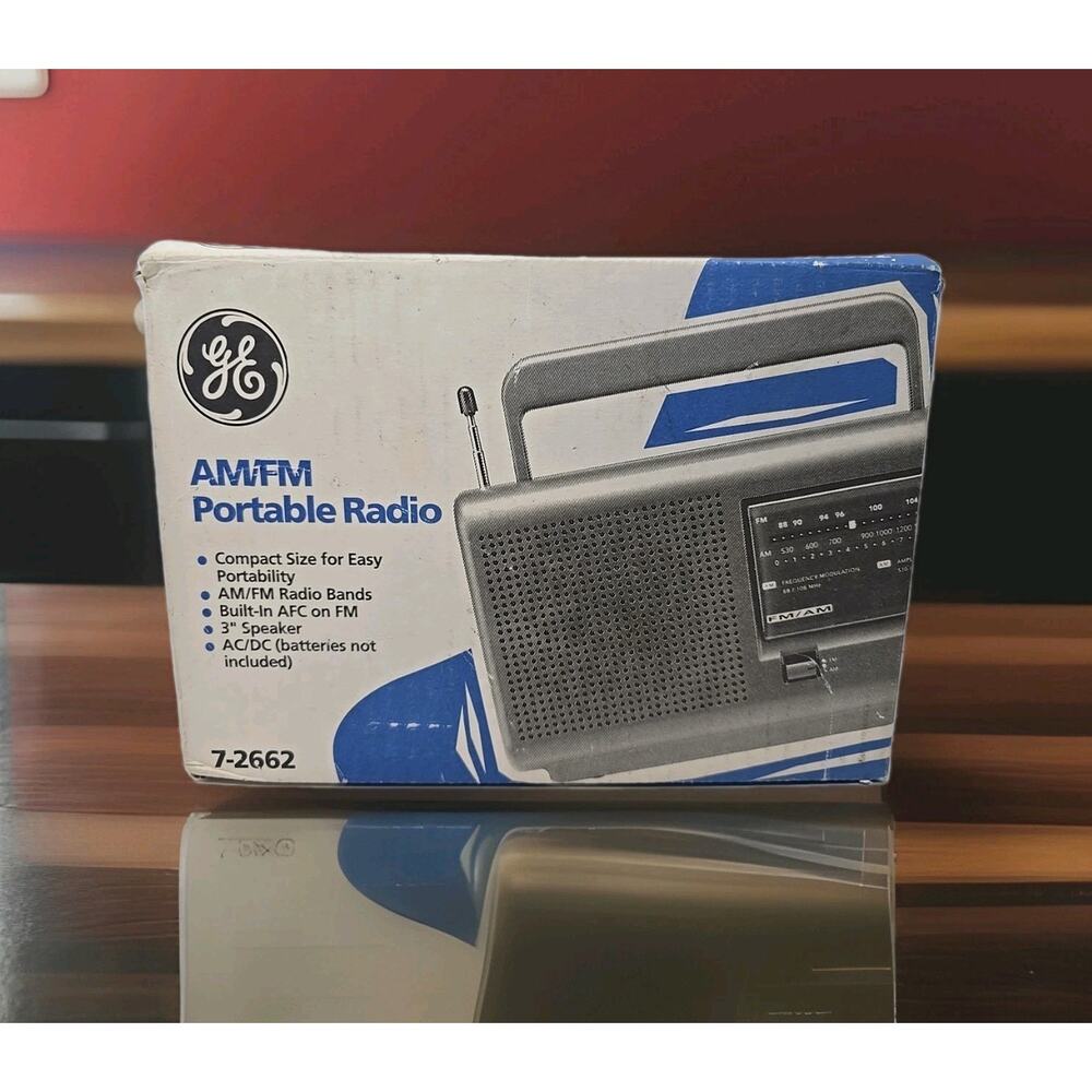 NOS Vintage GE General Electric Radio, Model 7-2662, 2-Band, Portable AM/FM